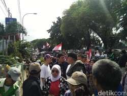 Ingin Temui Ahok, Massa Goyang-goyang Pagar Rutan Cipinang