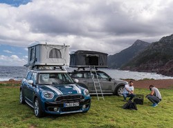 Ketika Atap MINI Countryman Jadi Lahan Kemah