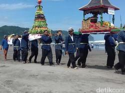 Warga Parangtritis Gelar Labuhan Pisungsung Jaladri