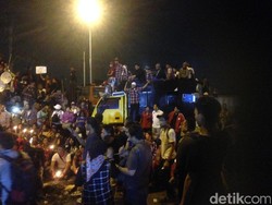 Aksi Bakar Spanduk Usai, Kini Massa Nyalakan Lilin di Cipinang