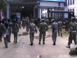 Puluhan Anggota Satpol Sultra Ngamuk, Rusak dan Segel Kantor