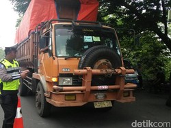 Operasi Patuh Kalimaya di Serang, Polisi Tilang Truk Muatan Lebih
