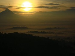 Ide Libur Waisak: Berburu Sunrise di Puthuk Setumbu