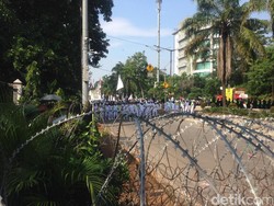 Laskar FPI Bentuk Barikade di Dekat Kawat Berduri