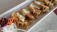 Enaknya Gyoza Platter dengan Topping Keju dan Saus Mentai