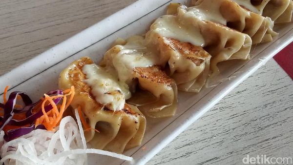 Enaknya Gyoza Platter dengan Topping Keju dan Saus Mentai