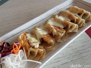 Enaknya Gyoza Platter dengan Topping Keju dan Saus Mentai