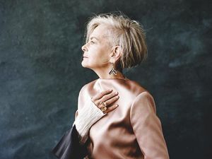 Salah Dikira Ikon Fashion, Guru 63 Tahun Kini Jadi Model Terkenal