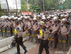 Polisi Bentuk Barikade di Jalan Dekat Halte Busway Kementan