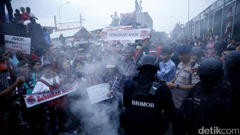 Massa Pro Ahok Lakukan Aksi Bakar-Bakar