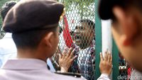 Ingin Temui Ahok, Massa Goyang-goyang Pagar Rutan Cipinang