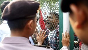 Ingin Temui Ahok, Massa Goyang-goyang Pagar Rutan Cipinang