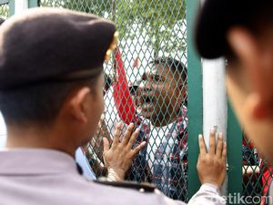 Ingin Temui Ahok, Massa Goyang-goyang Pagar Rutan Cipinang Ingin Temui Ahok, Massa Goyang-goyang Pagar Rutan Cipinang