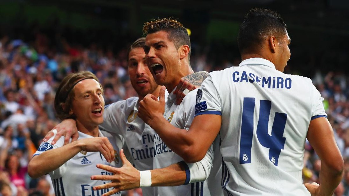 Para pemain Real Madrid merayakan gol ke gawang Atletico Madrid. (Foto: Clive Rose/Getty Images)