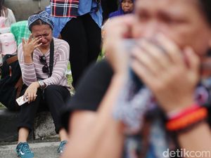 Ahok Divonis 2 Tahun Penjara, Pendukung Menangis Ahok Divonis 2 Tahun Penjara, Pendukung Menangis