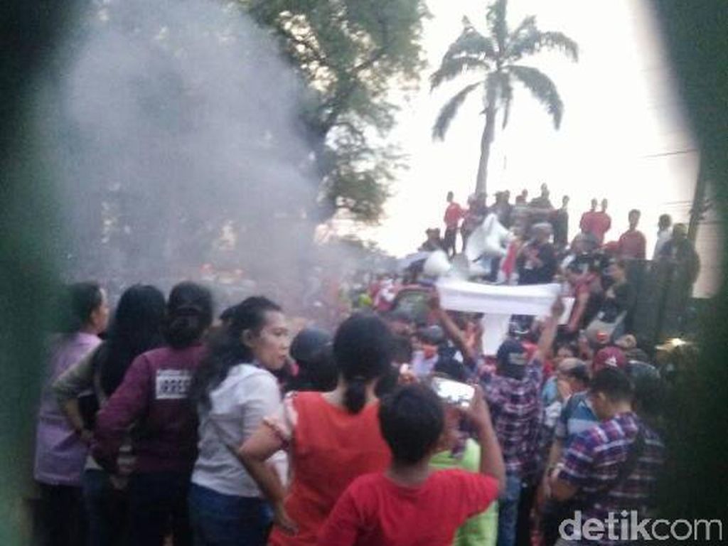 Massa Pro Ahok Lakukan Aksi Bakar-bakar di Depan Rutan Cipinang