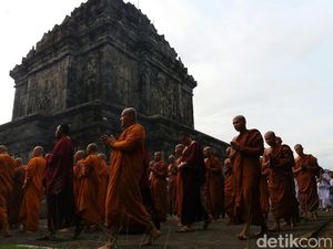 Umat Buddha Semayamkan Api Dharma di Candi Mendut