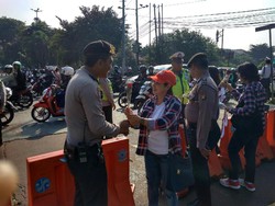 Damainya Massa Pro-Ahok Bagikan Mawar Merah-Putih ke Polisi