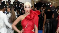 Foto: 15 Penampilan Stylish Rita Ora di Red Carpet