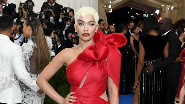 Foto: 15 Penampilan Stylish Rita Ora di Red Carpet