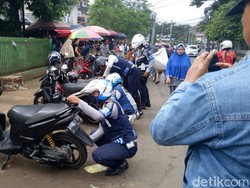 Mobil hingga Angkot Terjaring Razia Parkir Liar di Cilandak