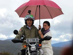 Naik Motor Trail, Ada Apa Tuh di Helm Jokowi?