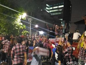 Massa Pendukung Ahok Masih Bertahan di Pengadilan Tinggi DKI