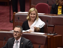 Pertamakalinya, Politisi Susui Bayi Sambil Berpidato di Ruang Parlemen