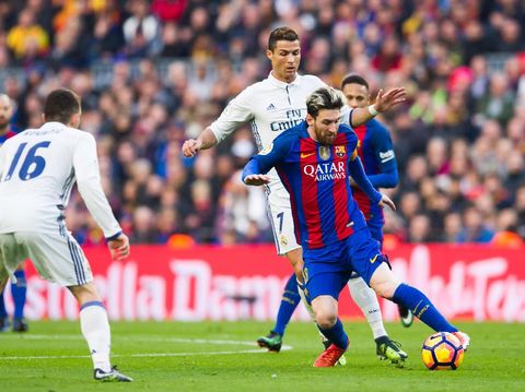 BARCELONA, SPAIN - DECEMBER 03:  Lionel Messi of FC Barcelona conducts the ball next to Cristiano Ronaldo of Real Madrid CF during the La Liga match between FC Barcelona and Real Madrid CF at Camp Nou stadium on December 3, 2016 in Barcelona, Spain.  (Photo by Alex Caparros/Getty Images)