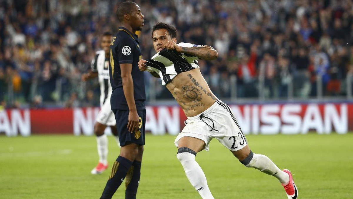 Foto: Dani Alves merayakan golnya ke gawang Monaco (REUTERS/Stefano Rellandini)