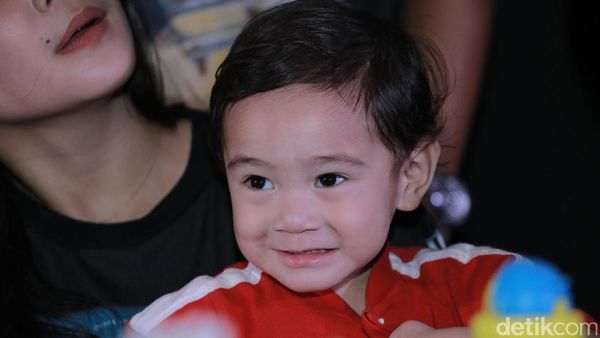 Gemesnya Rafathar Saat Buka Kancing Baju