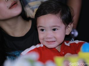 Gemesnya Rafathar Saat Buka Kancing Baju