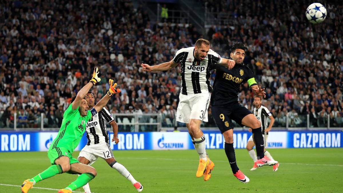 Radamel Falcao berebut bola dengan Giorgio Chiellini (Foto: Getty Images/Richard Heathcote)