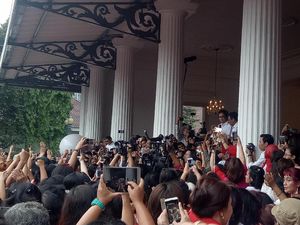 Tiba di Balai Kota, Plt Gubernur Djarot Disambut Meriah Warga