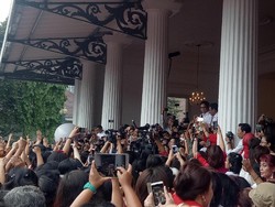 Tiba di Balai Kota, Plt Gubernur Djarot Disambut Meriah Warga
