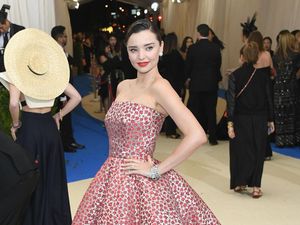 Foto: 15 Gaya Paling Seksi Miranda Kerr di Red Carpet