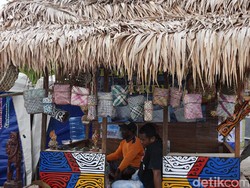 Suvenir Cantik dari Raja Ampat, Tas Daun Pandan!