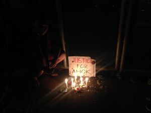 Massa Pro Ahok Kembali Nyalakan Lilin di Depan Rutan Cipinang