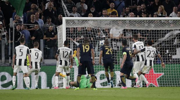 Peluk dan Cium Buffon untuk Mbappe