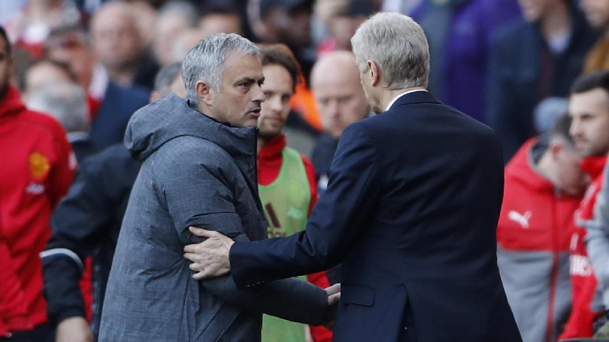 Foto: Mourinho dan Wenger berjabat tangan di Emirates Stadium (REUTERS/Stefan Wermuth)