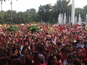 Hari Pertama Djarot Jadi Plt Gubernur, Warga Merahkan Balai Kota