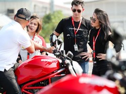Mike Lewis dan Karina Salim Jajal Ducati Monster di Thailand