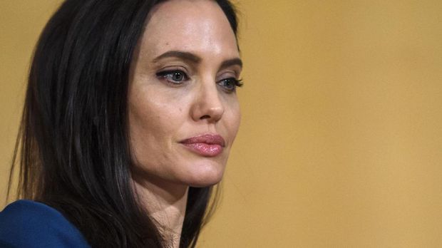 Angelina Jolie disebut ketakutan kehilangan anak-anaknya akibat konflik dengan Brad Pitt.