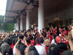 Begini Hebohnya Warga Merahkan Balai Kota DKI