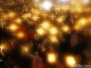 Aksi 1.000 Lilin untuk Ahok Aksi 1.000 Lilin untuk Ahok