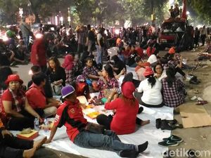 Gelar Tikar, Massa Pro-Ahok Bertahan di Pengadilan Tinggi DKI