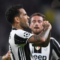 Untuk Siapa Simbol Hati Dani Alves?