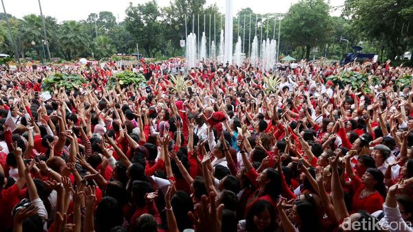 Gelar Aksi Simpatik, Warga Merahkan Balai Kota DKI