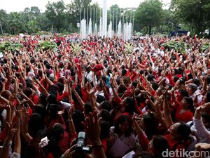 Gelar Aksi Simpatik, Warga Merahkan Balai Kota DKI