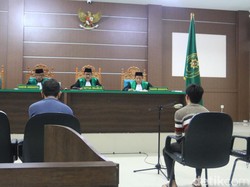 Pasangan Sesama Jenis di Aceh Diadili, Dituntut 80 Kali Cambuk